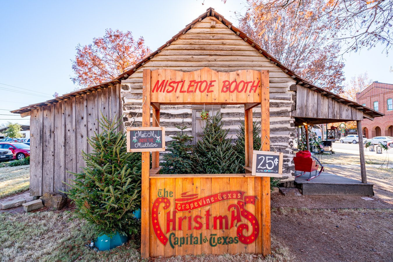 kissing booth in downtown grapevine at christmas, one of the best ft worth day trips